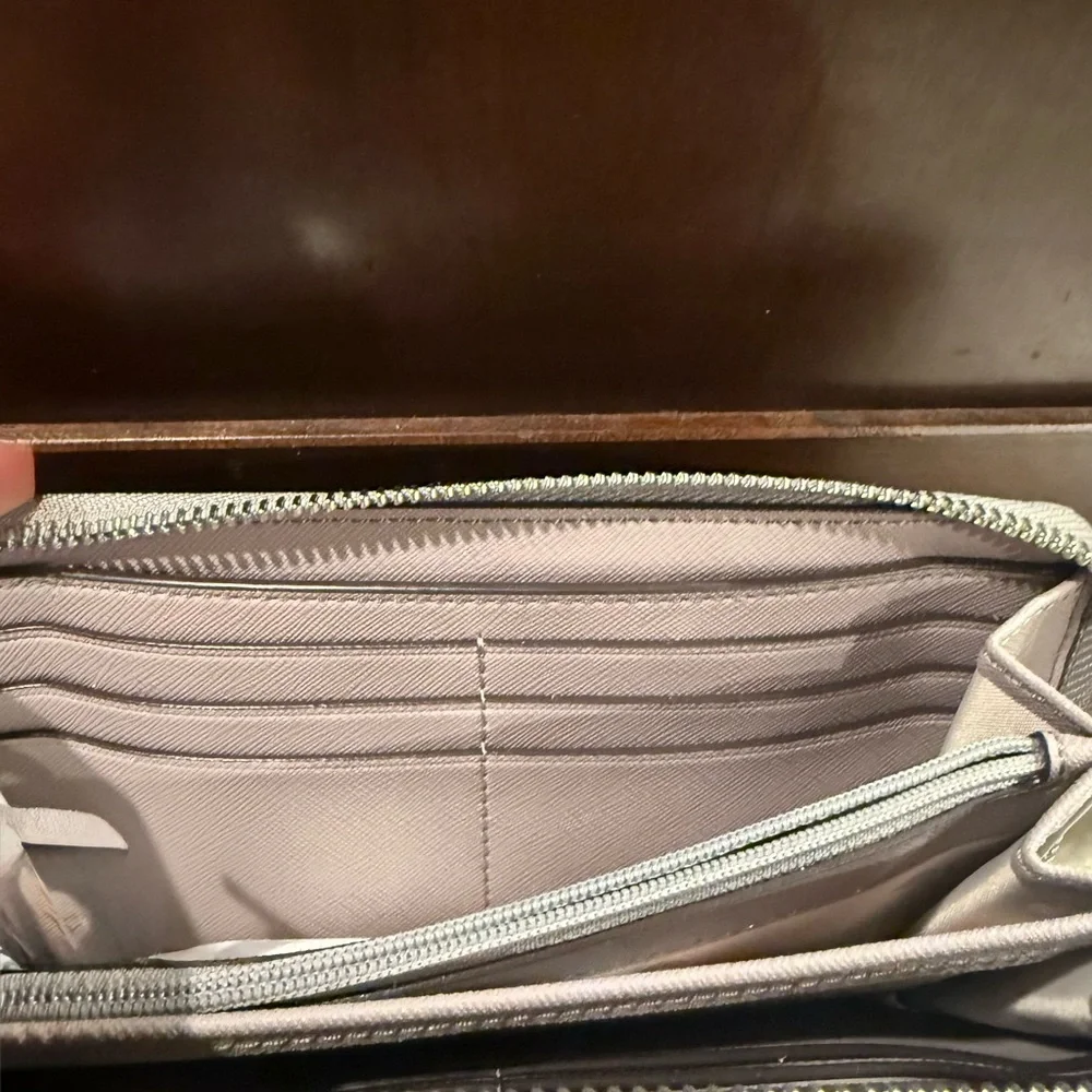 *PRE-OWNED* Kate Spade Wilson Road Wallet in Taupe - Picture 9 of 10